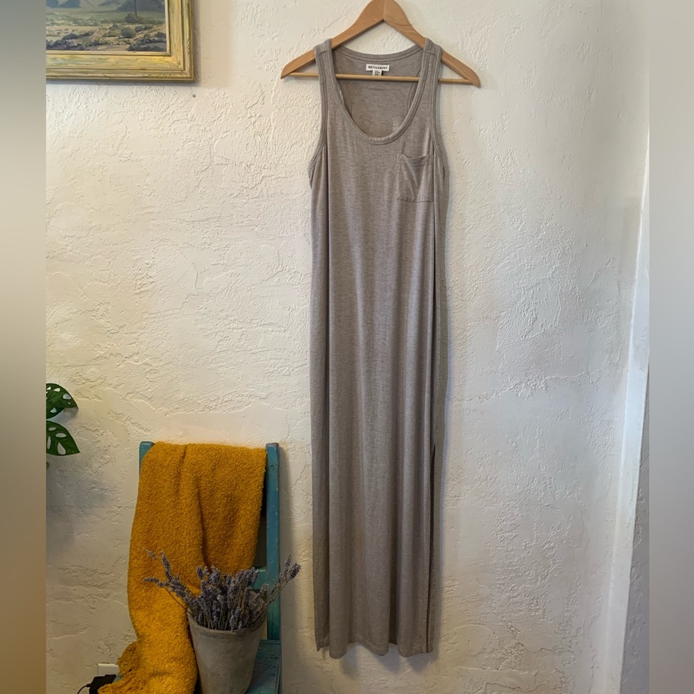 ARTISAN NY MAXI DRESS SZ M BEIGE CAPSULE STRETCH MINIMALIST POCKET SHELF BRA